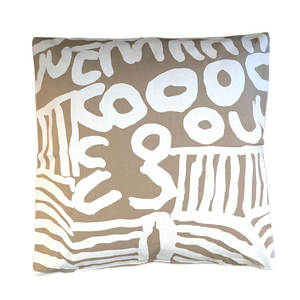 Coussin "Women's Business (Cérémonie de Femmes)" de Mavis Marks – Blanc sur Beige, 40x40cm