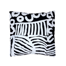 Coussin "Women's Business (Cérémonie de Femmes)" de Mavis Marks – Blanc sur Noir, 40x40cm