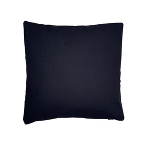 Coussin "Women's Business (Cérémonie de Femmes)" de Mavis Marks – Blanc sur Noir, 40x40cm