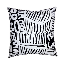 Coussin "Women's Business (Cérémonie de Femmes)" de Mavis Marks – Blanc sur Noir, 60x60cm