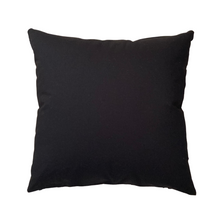 Coussin "Women's Business (Cérémonie de Femmes)" de Mavis Marks – Blanc sur Noir, 60x60cm