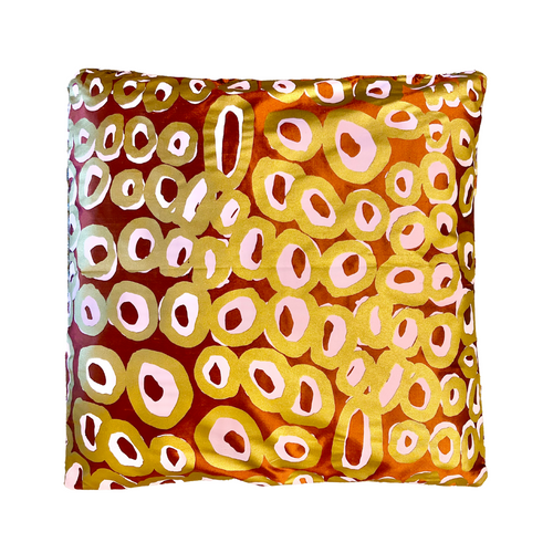 Coussin 'Rockholes' (Trous d'Eau de Roche) d'Alice Nampitjinpa Dixon - Soie, Or sur Orange, 40x40cm