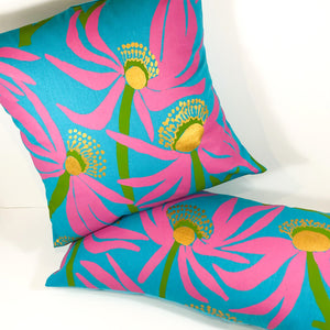 Coussin 'Manwak (Mumeka Blooms / Fleurs Mumeka)' de Deborah Wurrkidj - Turquoise, 40x40cm