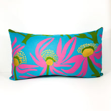 Coussin 'Manwak (Mumeka Blooms / Fleurs Mumeka)' de Deborah Wurrkidj - Turquoise, 30x50cm