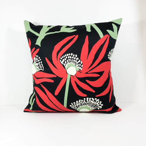 Coussin 'Manwak (Mumeka Blooms / Fleurs Mumeka)' de Deborah Wurrkidj - Noir, 40x40cm