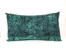 Coussin 'Water Lily Root / Racine de Nénuphar' de Jennifer Wurrkidj - Vert, 30x50cm