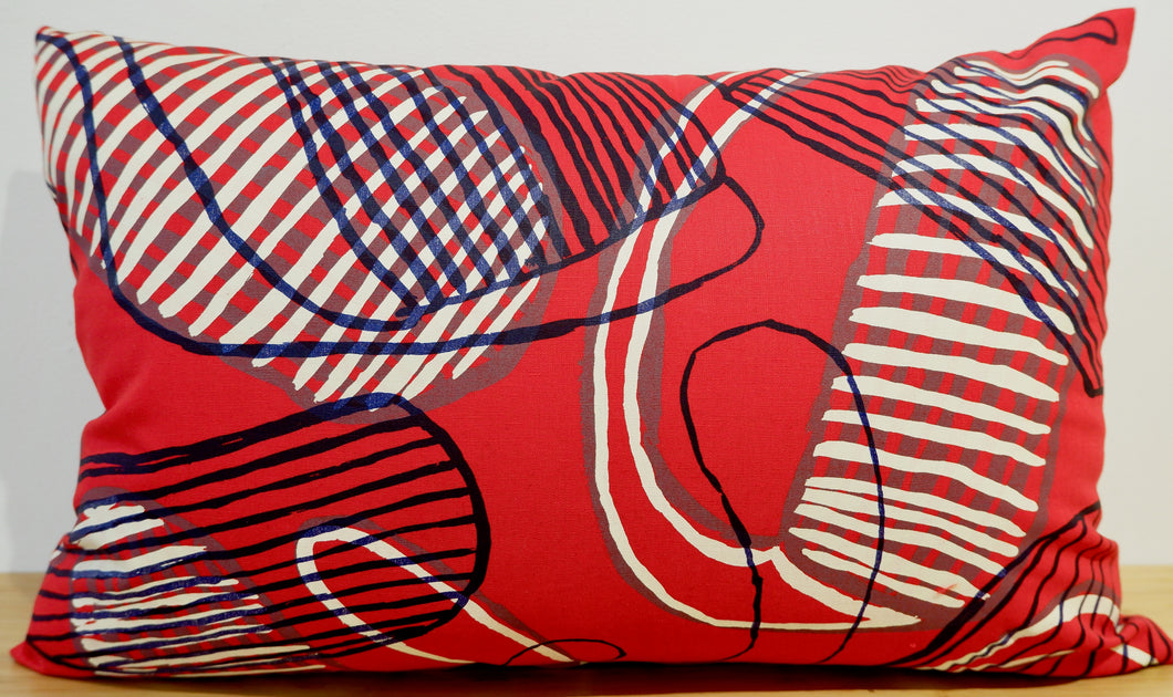 Coussin 'Kun-madj (Dilly Bags / Sacs à collecte)' de Linda Gurawana - Rouge, 40x60cm