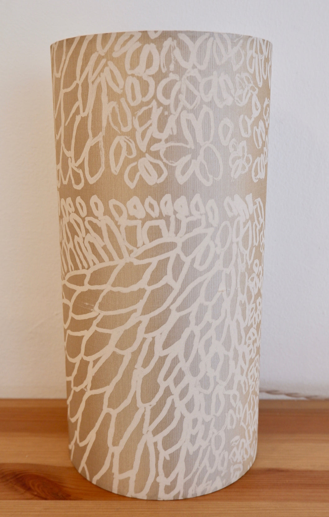 Lampe à poser ‘Kun-Kirh (Mud Ripples / Ondulation de boue)’ d'Elizabeth Kandabuma - Beige irisé, 30x15cm