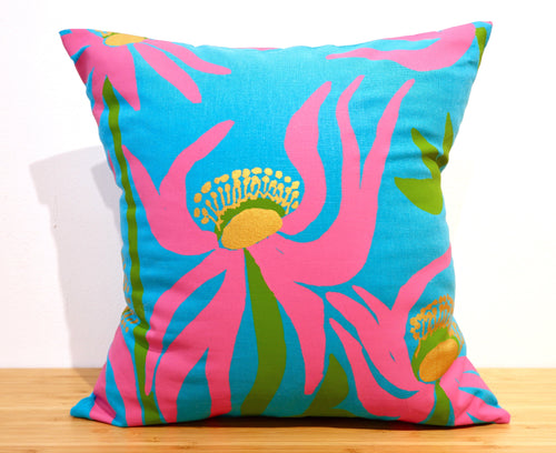 Coussin 'Manwak (Mumeka Blooms / Fleurs Mumeka)' de Deborah Wurrkidj - Turquoise, 40x40cm