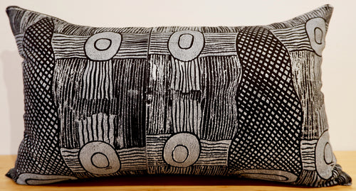 Coussin ‘Fishtrap and Billabong / Nasse à poissons et Billabong’ de Janet Marawarr - Noir, 30x50cm