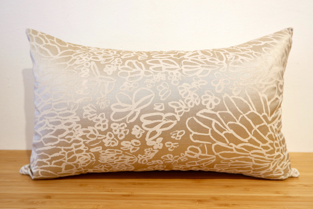 Coussin ‘Kun-Kirh (Mud Ripples / Ondulation de boue)’ d'Elizabeth Kandabuma - Beige irisé, 30x50cm