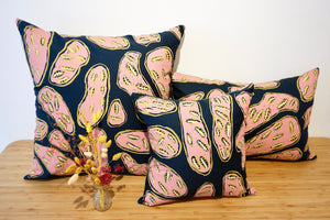 Coussin ‘Narduk Kunred (My country/Mon pays)’ de Helen Lanyinwanga - Noir/Vert foncé , 40x60cm