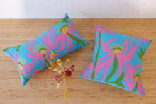 Coussin 'Manwak (Mumeka Blooms / Fleurs Mumeka)' de Deborah Wurrkidj - Turquoise, 30x50cm