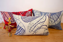 Coussin 'Kun-madj (Dilly Bags / Sacs à collecte)' de Linda Gurawana - Bleu, 40x60cm