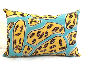 Coussin ‘Narduk Kunred (My country/Mon pays)’ de Helen Lanyinwanga - Bleu clair, 40x60cm