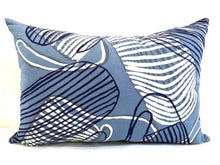 Coussin 'Kun-madj (Dilly Bags / Sacs à collecte)' de Linda Gurawana - Bleu, 40x60cm